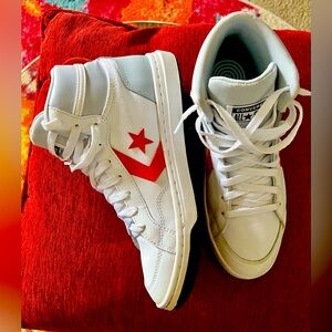 Hi-top Converse. RED/WHITE/GRAY.